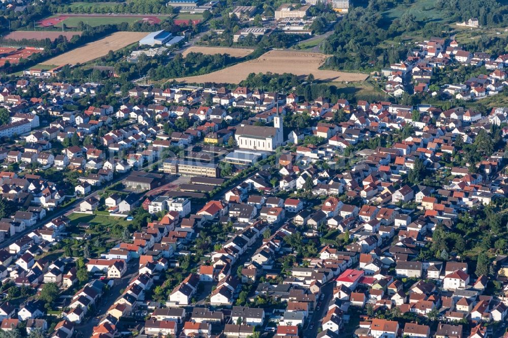 Luftaufnahme Schifferstadt - Gesamtübersicht und Stadtgebiet mit Außenbezirken und Innenstadtbereich in Schifferstadt im Bundesland Rheinland-Pfalz, Deutschland