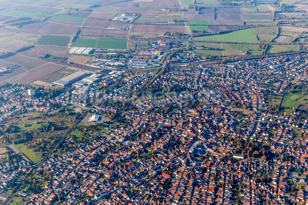 Luftaufnahme Schifferstadt - Gesamtübersicht und Stadtgebiet mit Außenbezirken und Innenstadtbereich in Schifferstadt im Bundesland Rheinland-Pfalz, Deutschland