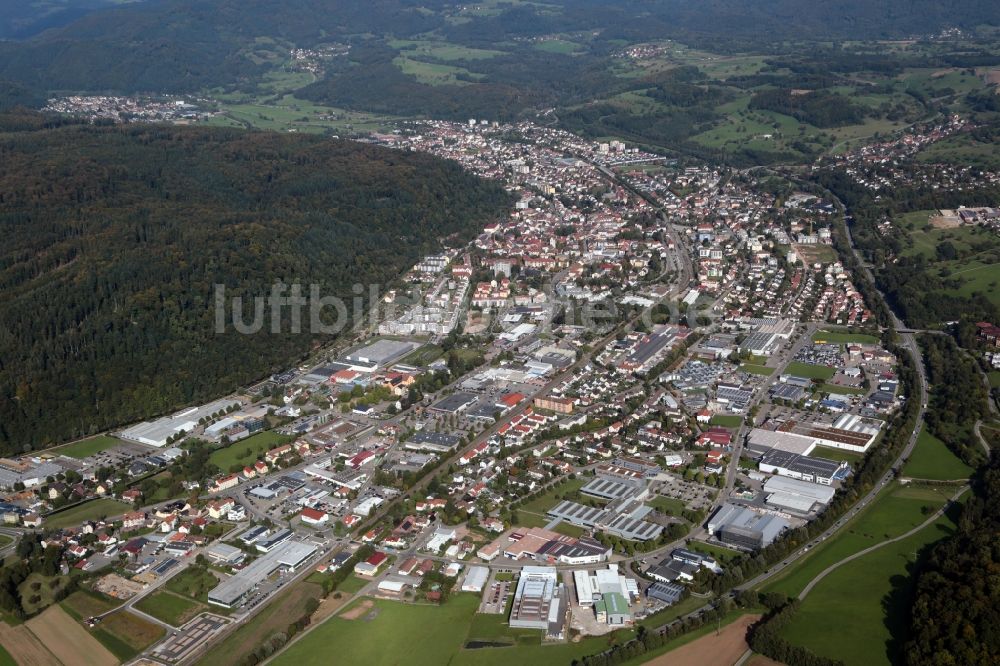 Luftaufnahme Schopfheim - Gesamtübersicht und Stadtgebiet mit Außenbezirken und Innenstadtbereich in Schopfheim im Bundesland Baden-Württemberg, Deutschland