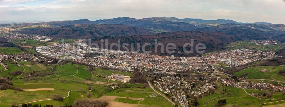 Schopfheim aus der Vogelperspektive: Gesamtübersicht und Stadtgebiet mit Außenbezirken und Innenstadtbereich in Schopfheim im Bundesland Baden-Württemberg, Deutschland