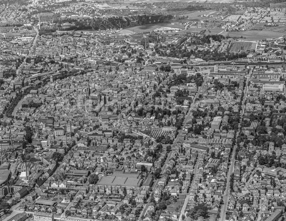 Luftaufnahme Reutlingen - Gesamtübersicht und Stadtgebiet mit Außenbezirken und Innenstadtbereich vor der schwäbischen Alb in Reutlingen im Bundesland Baden-Württemberg, Deutschland