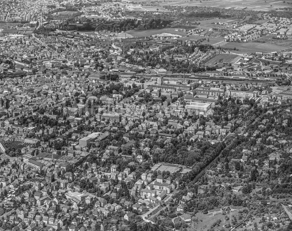 Reutlingen von oben - Gesamtübersicht und Stadtgebiet mit Außenbezirken und Innenstadtbereich vor der schwäbischen Alb in Reutlingen im Bundesland Baden-Württemberg, Deutschland