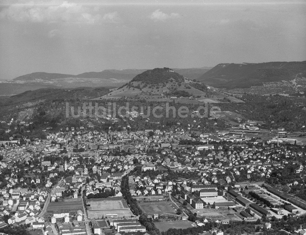 Luftbild Reutlingen - Gesamtübersicht und Stadtgebiet mit Außenbezirken und Innenstadtbereich vor der schwäbischen Alb in Reutlingen im Bundesland Baden-Württemberg, Deutschland