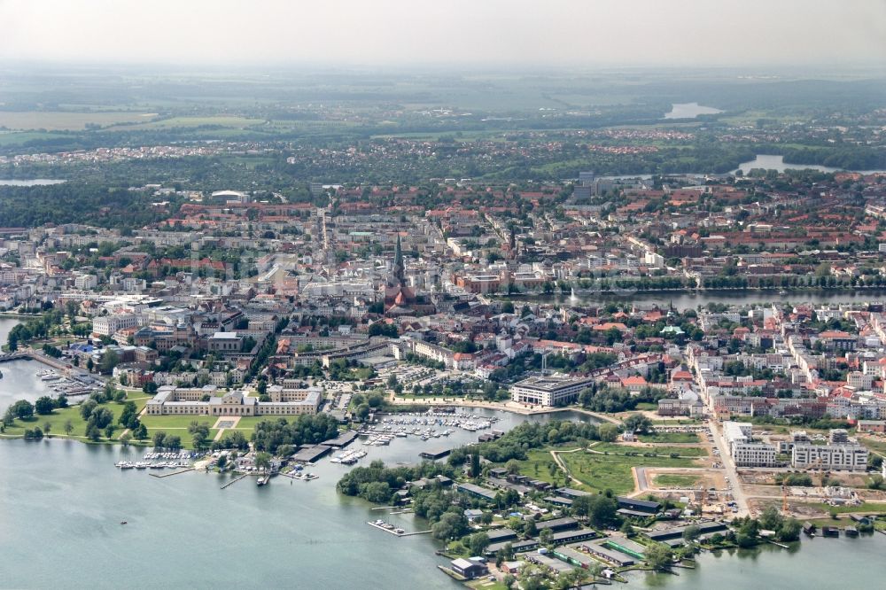 Schwerin von oben - Gesamtübersicht und Stadtgebiet mit Außenbezirken und Innenstadtbereich in Schwerin im Bundesland Mecklenburg-Vorpommern, Deutschland