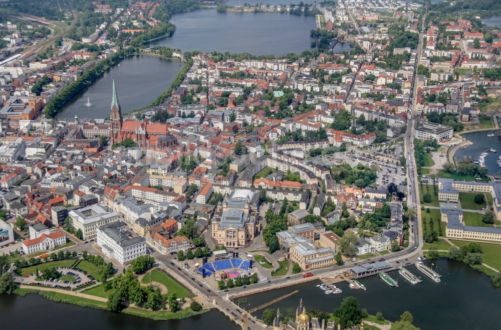 Schwerin aus der Vogelperspektive: Gesamtübersicht und Stadtgebiet mit Außenbezirken und Innenstadtbereich in Schwerin im Bundesland Mecklenburg-Vorpommern, Deutschland