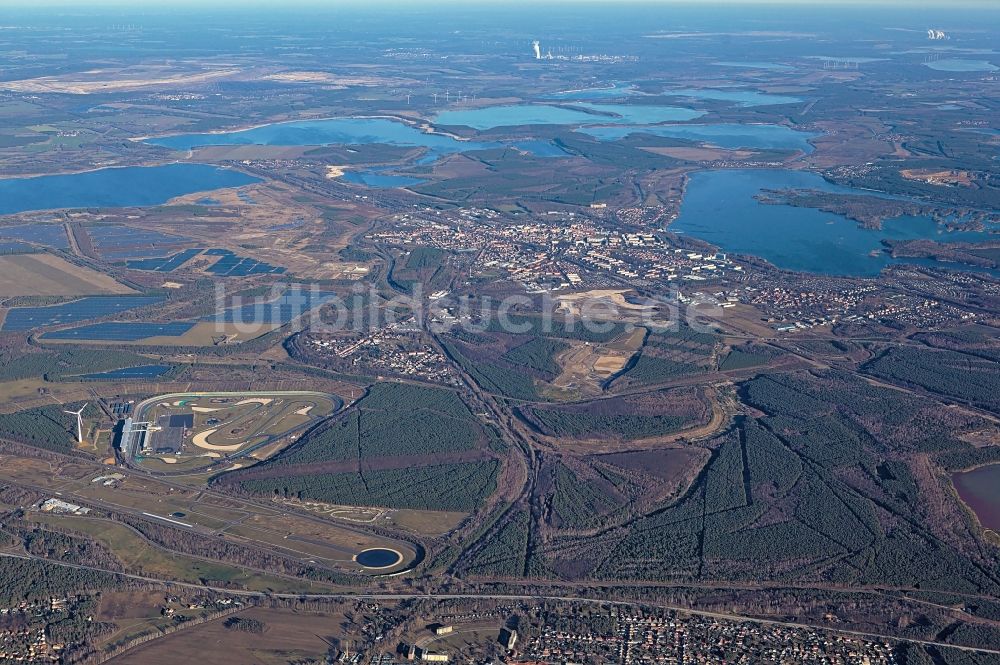 Luftaufnahme Senftenberg - Gesamtübersicht und Stadtgebiet mit Außenbezirken und Innenstadtbereich in Senftenberg im Bundesland Brandenburg, Deutschland