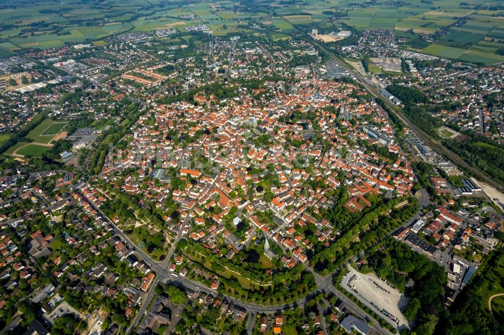 Luftaufnahme Soest - Gesamtübersicht und Stadtgebiet mit Außenbezirken und Innenstadtbereich in Soest im Bundesland Nordrhein-Westfalen, Deutschland