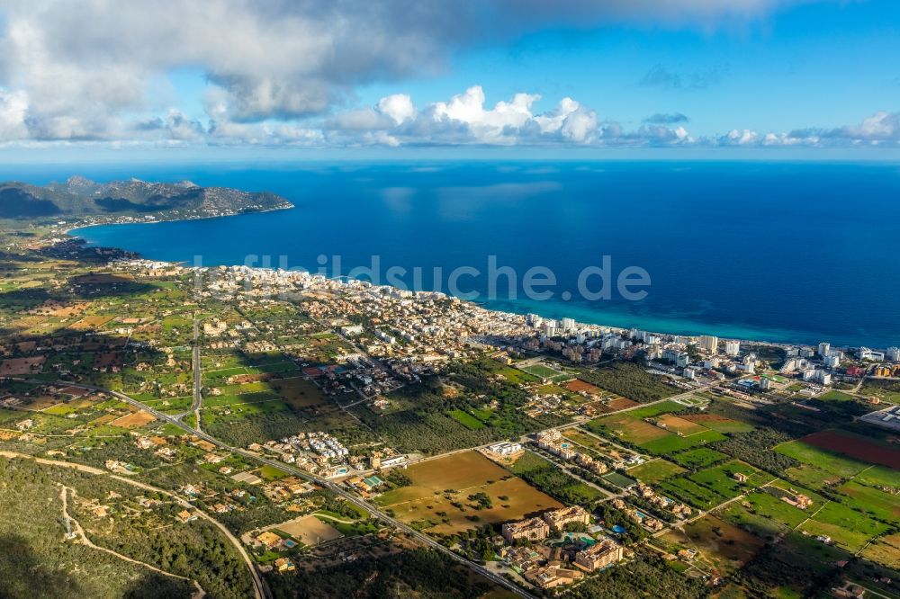 Luftaufnahme Son Servera - Gesamtübersicht und Stadtgebiet mit Außenbezirken und Innenstadtbereich in Son Servera in Balearische Insel Mallorca, Spanien