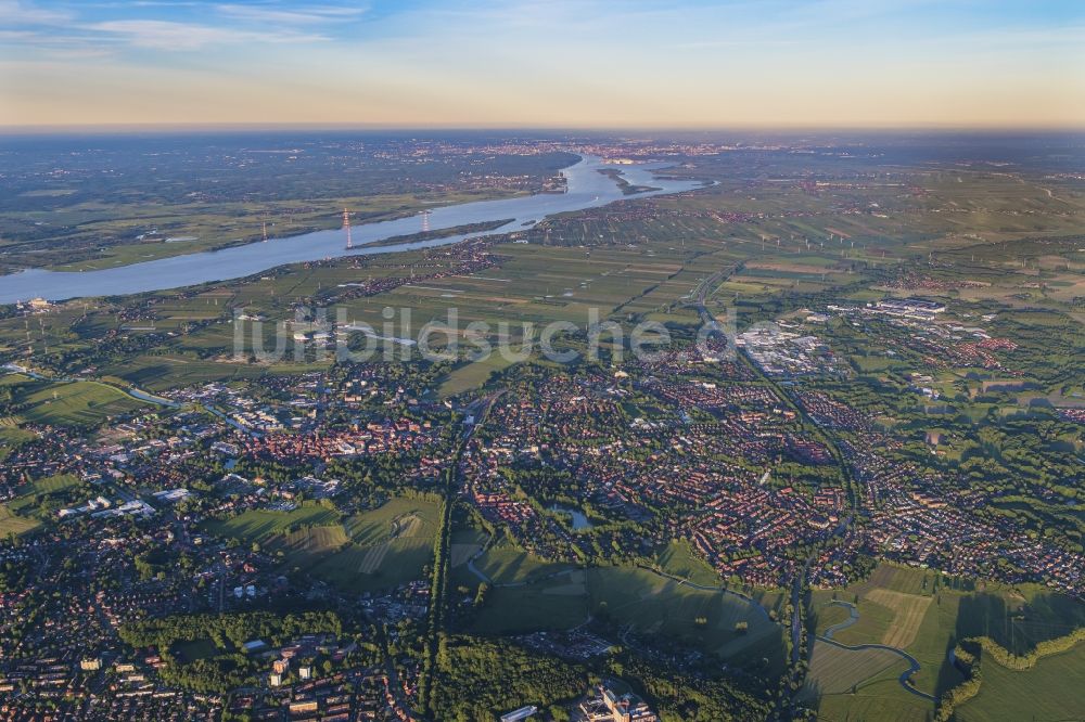 Luftbild Stade - Gesamtübersicht und Stadtgebiet mit Außenbezirken und Innenstadtbereich in Stade und Hamburg an der Elbe im Hintergrund im Bundesland Niedersachsen, Deutschland