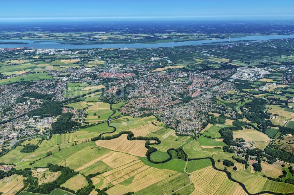 Stade von oben - Gesamtübersicht und Stadtgebiet mit Außenbezirken und Innenstadtbereich in Stade im Bundesland Niedersachsen, Deutschland