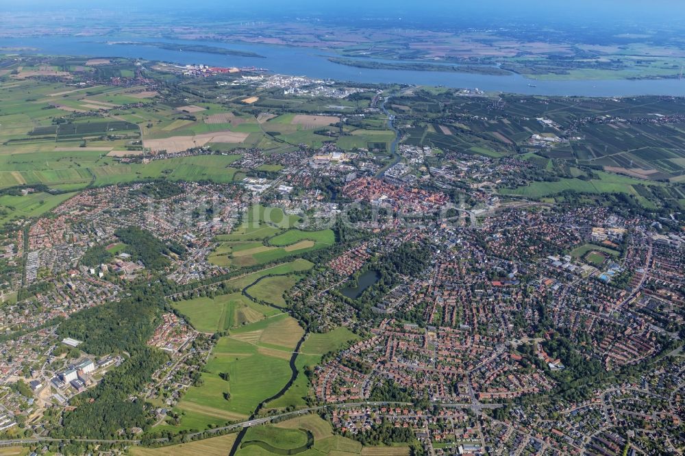 Stade von oben - Gesamtübersicht und Stadtgebiet mit Außenbezirken und Innenstadtbereich in Stade im Bundesland Niedersachsen, Deutschland