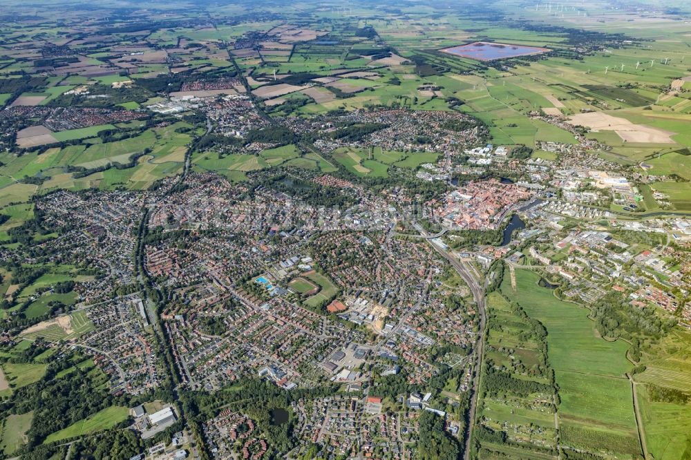 Stade aus der Vogelperspektive: Gesamtübersicht und Stadtgebiet mit Außenbezirken und Innenstadtbereich in Stade im Bundesland Niedersachsen, Deutschland