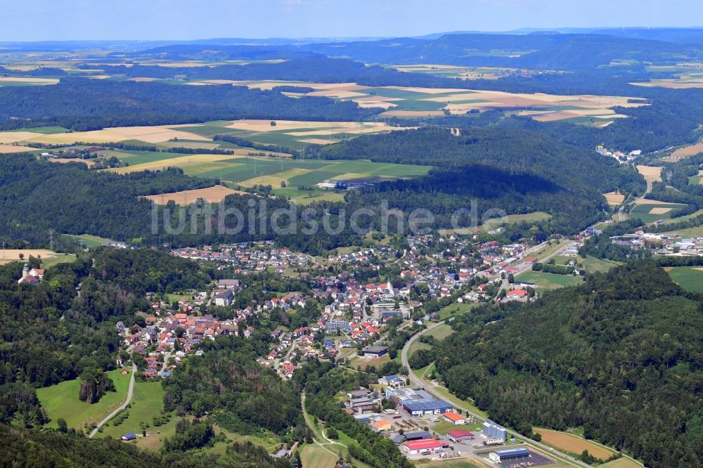 Stühlingen aus der Vogelperspektive: Gesamtübersicht und Stadtgebiet mit Außenbezirken und Innenstadtbereich in Stühlingen im Bundesland Baden-Württemberg, Deutschland