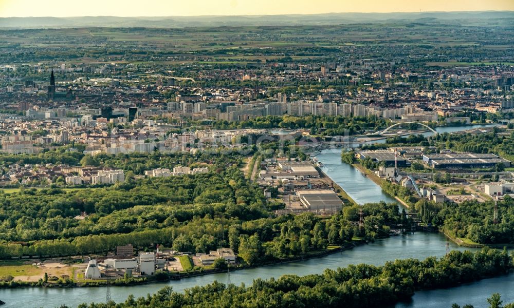 Luftaufnahme Strasbourg - Straßburg - Gesamtübersicht und Stadtgebiet mit Außenbezirken und Innenstadtbereich in Strasbourg - Straßburg in Grand Est, Frankreich