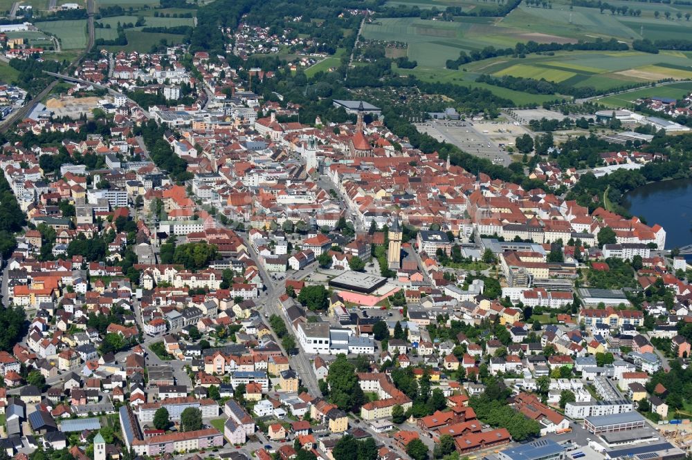 Luftbild Straubing - Gesamtübersicht und Stadtgebiet mit Außenbezirken und Innenstadtbereich in Straubing im Bundesland Bayern, Deutschland