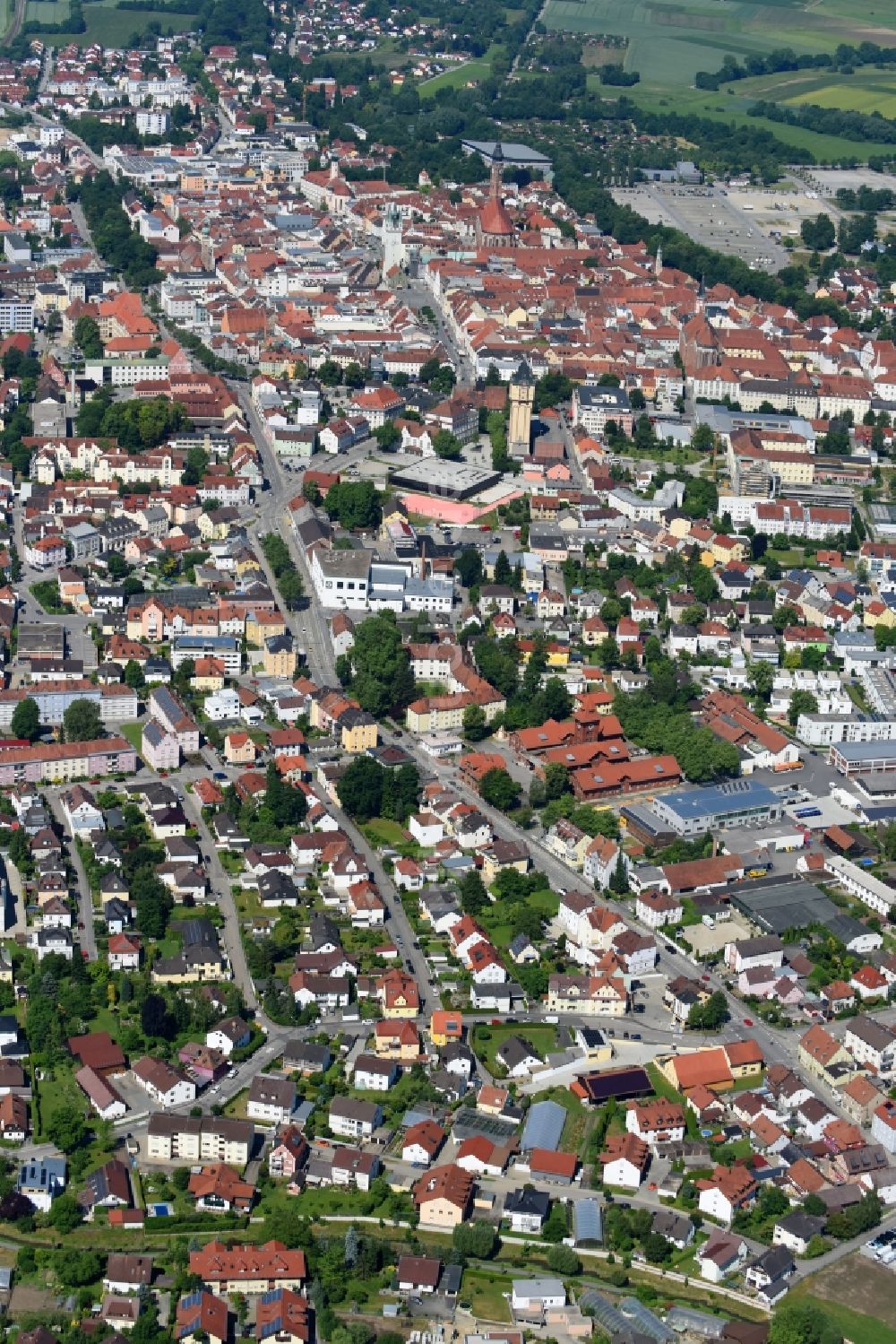 Luftaufnahme Straubing - Gesamtübersicht und Stadtgebiet mit Außenbezirken und Innenstadtbereich in Straubing im Bundesland Bayern, Deutschland