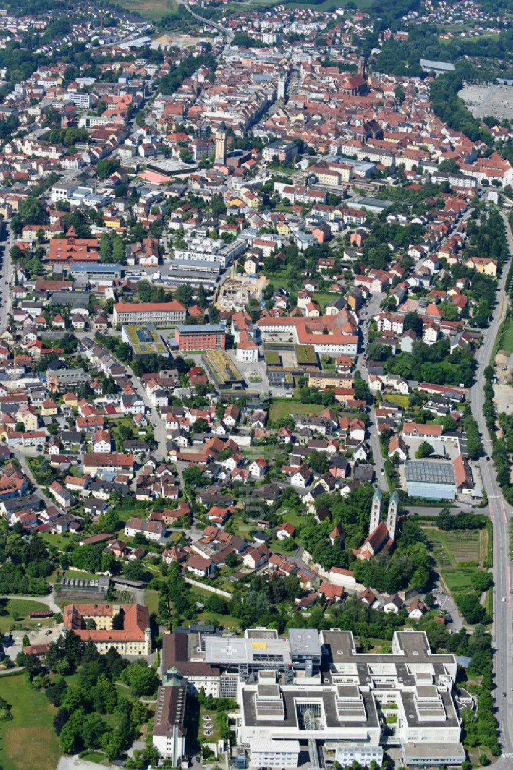 Straubing von oben - Gesamtübersicht und Stadtgebiet mit Außenbezirken und Innenstadtbereich in Straubing im Bundesland Bayern, Deutschland