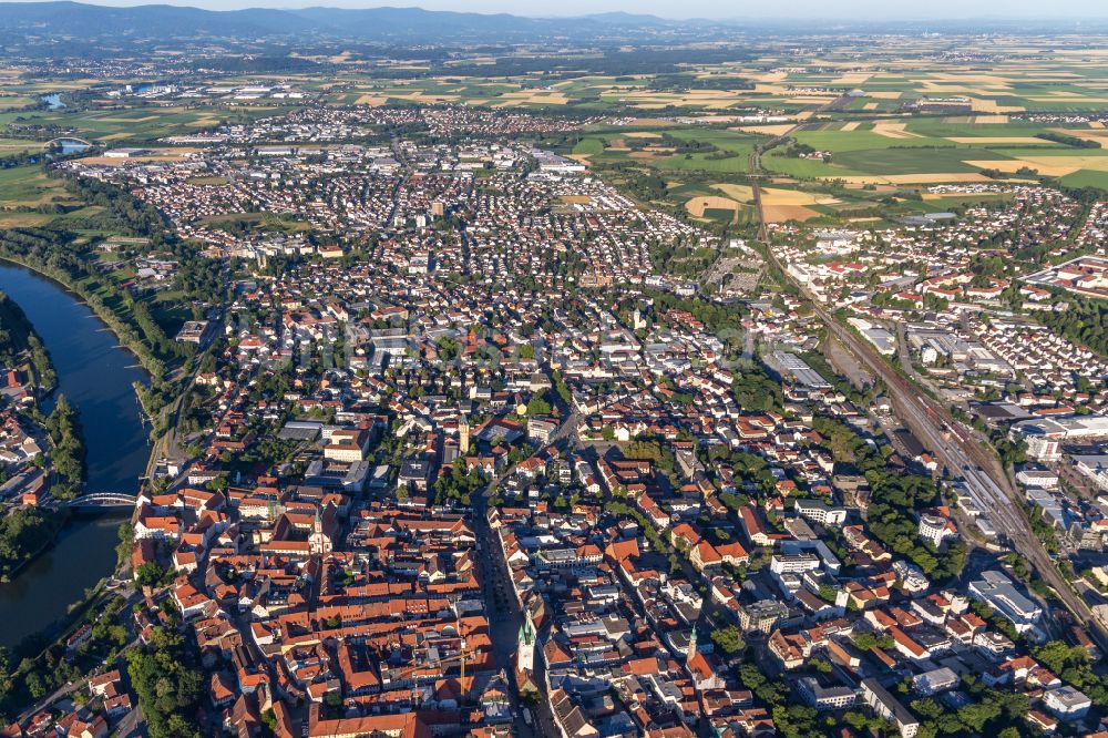 Straubing von oben - Gesamtübersicht und Stadtgebiet mit Außenbezirken und Innenstadtbereich in Straubing im Bundesland Bayern, Deutschland