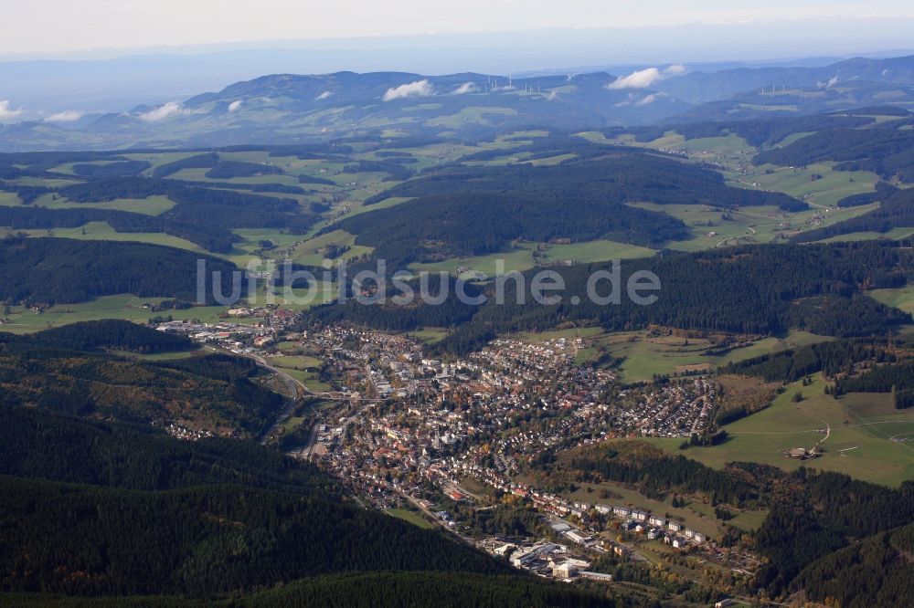 Luftbild Titisee-Neustadt - Gesamtübersicht und Stadtgebiet mit Außenbezirken und Innenstadtbereich in Titisee-Neustadt im Bundesland Baden-Württemberg, Deutschland