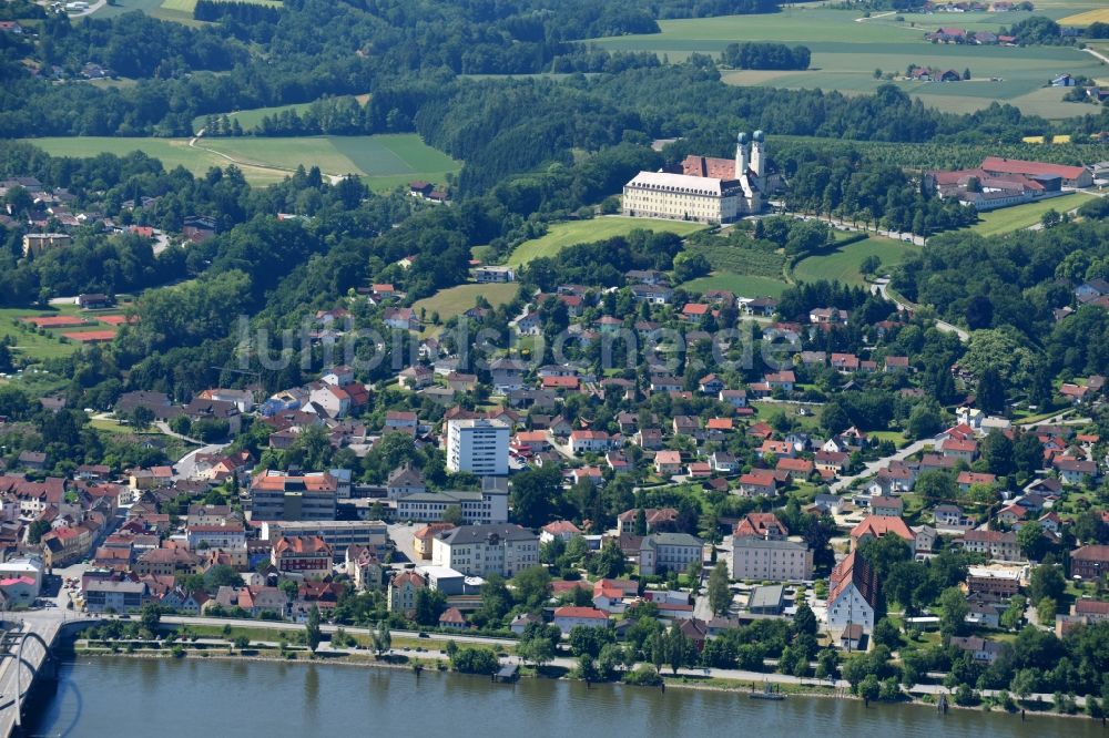 Vilshofen an der Donau von oben - Gesamtübersicht und Stadtgebiet mit Außenbezirken und Innenstadtbereich in Vilshofen an der Donau im Bundesland Bayern, Deutschland
