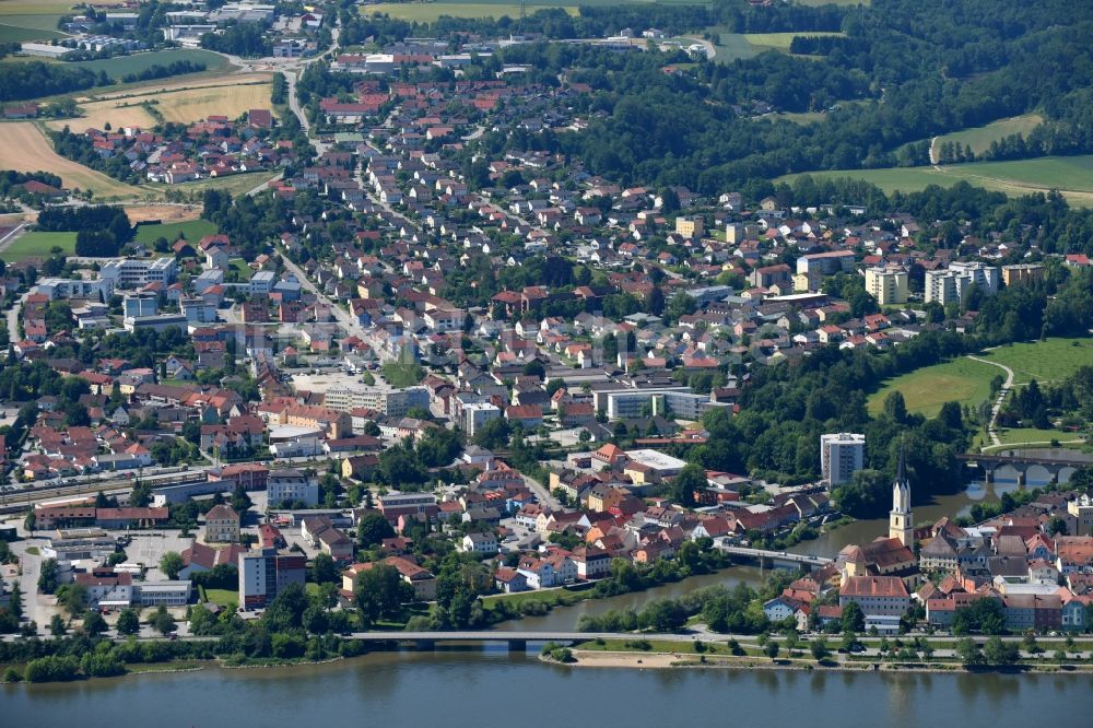 Luftbild Vilshofen an der Donau - Gesamtübersicht und Stadtgebiet mit Außenbezirken und Innenstadtbereich in Vilshofen an der Donau im Bundesland Bayern, Deutschland