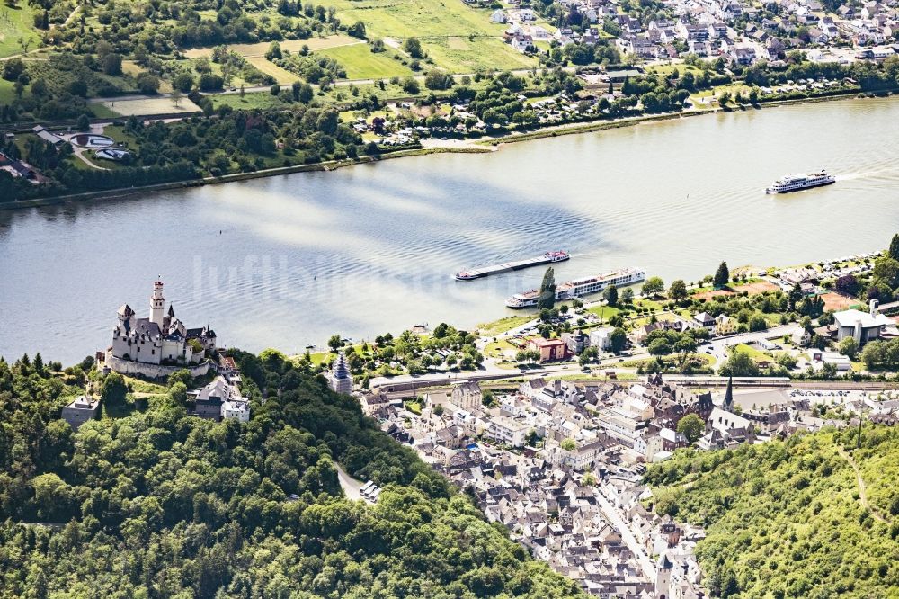 Braubach von oben - Gesamtübersicht und Stadtgebiet mit Außenbezirken und Innenstadtbereich im Vordergrund die Marksburg in Braubach d im Bundesland Rheinland-Pfalz, Deutschland