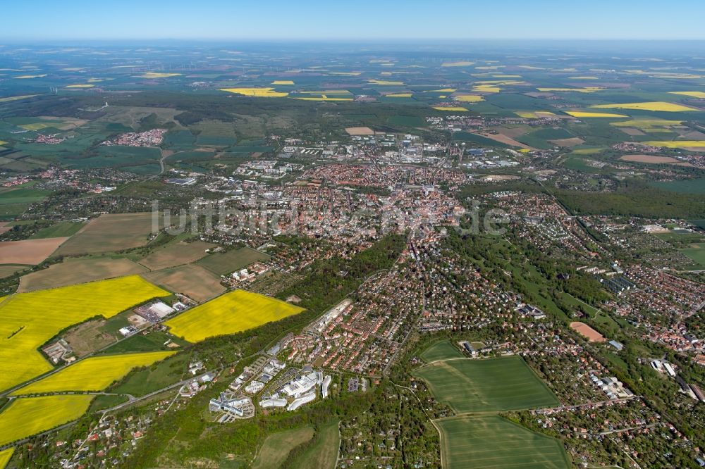 Weimar von oben - Gesamtübersicht und Stadtgebiet mit Außenbezirken und Innenstadtbereich in Weimar im Bundesland Thüringen, Deutschland