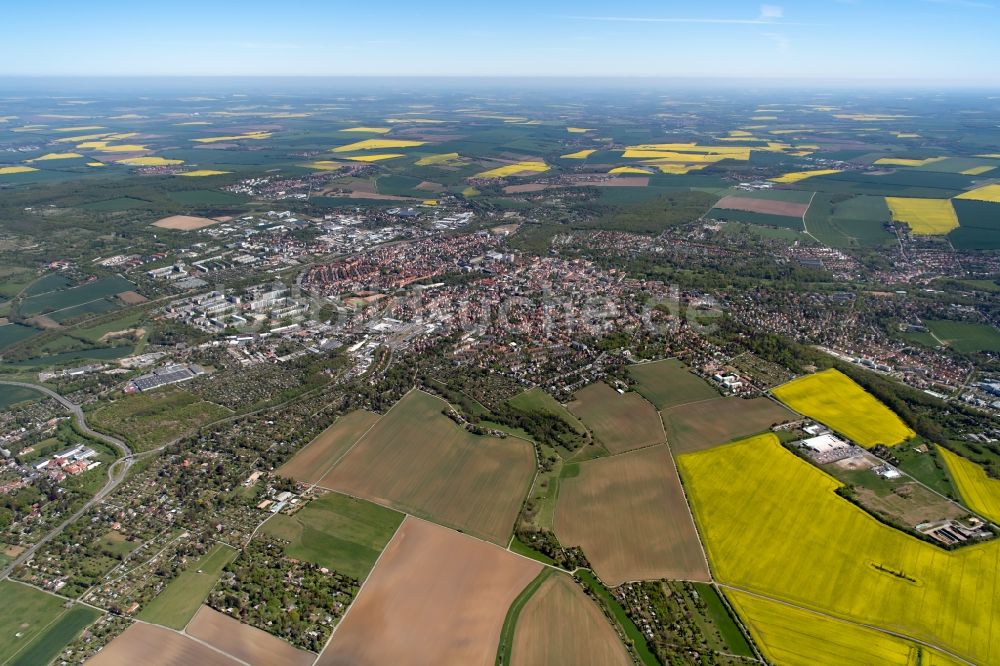 Weimar aus der Vogelperspektive: Gesamtübersicht und Stadtgebiet mit Außenbezirken und Innenstadtbereich in Weimar im Bundesland Thüringen, Deutschland