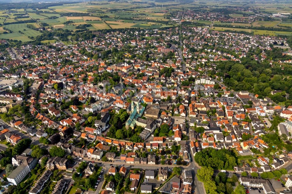 Werl aus der Vogelperspektive: Gesamtübersicht und Stadtgebiet mit Außenbezirken und Innenstadtbereich in Werl im Bundesland Nordrhein-Westfalen, Deutschland