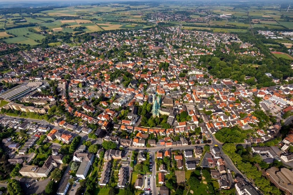 Luftaufnahme Werl - Gesamtübersicht und Stadtgebiet mit Außenbezirken und Innenstadtbereich in Werl im Bundesland Nordrhein-Westfalen, Deutschland