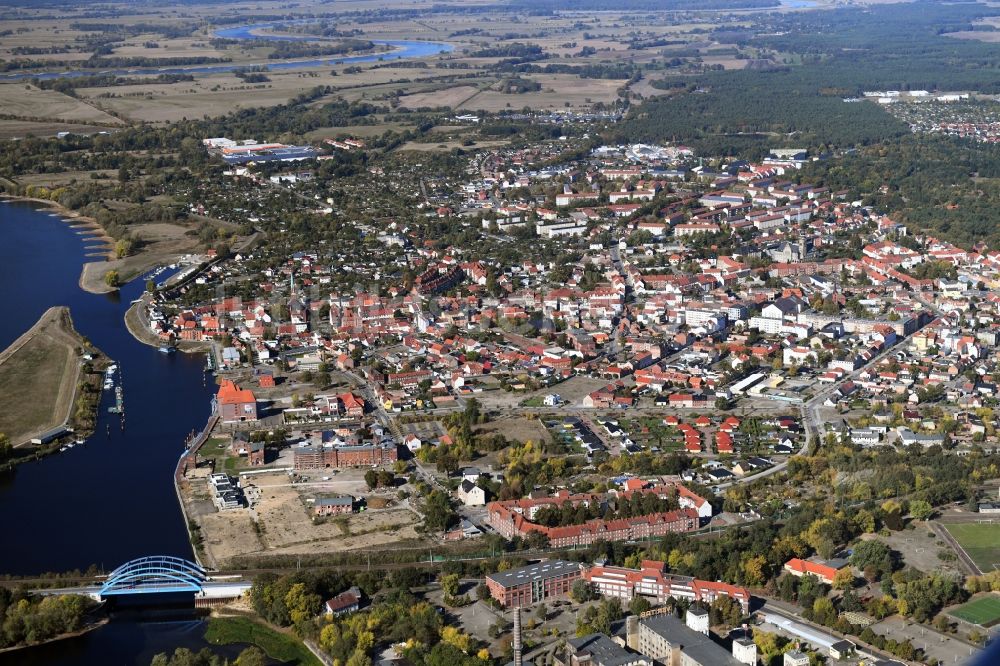 Luftbild Wittenberge - Gesamtübersicht und Stadtgebiet mit Außenbezirken und Innenstadtbereich in Wittenberge im Bundesland Brandenburg, Deutschland