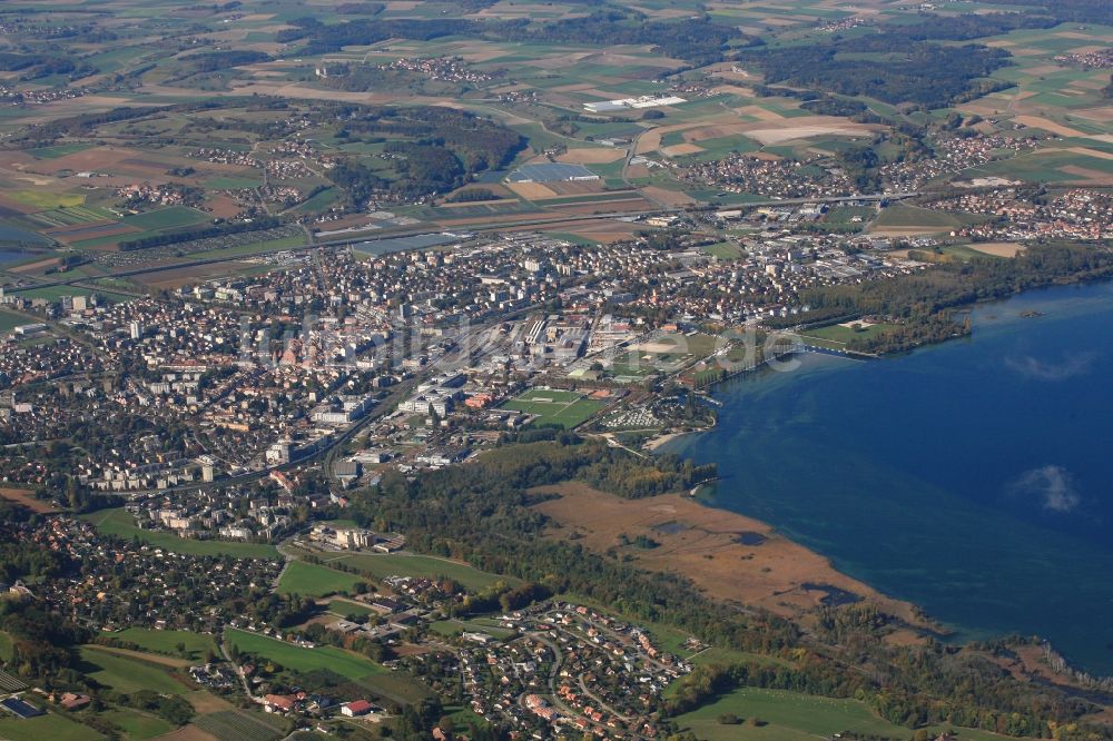 Luftaufnahme Yverdon-les-Bains - Gesamtübersicht und Stadtgebiet mit Außenbezirken und Innenstadtbereich in Yverdon-les-Bains am Neuchateler See im Kanton Vaud, Schweiz