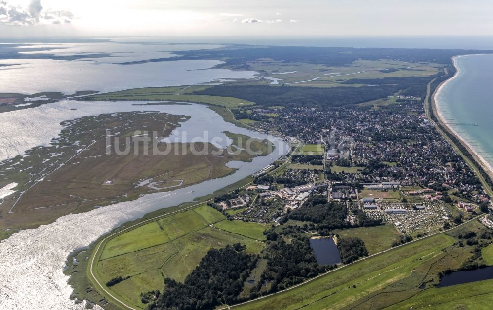 Luftaufnahme Zingst - Gesamtübersicht und Stadtgebiet mit Außenbezirken und Innenstadtbereich von Zingst in Zingst im Bundesland Mecklenburg-Vorpommern