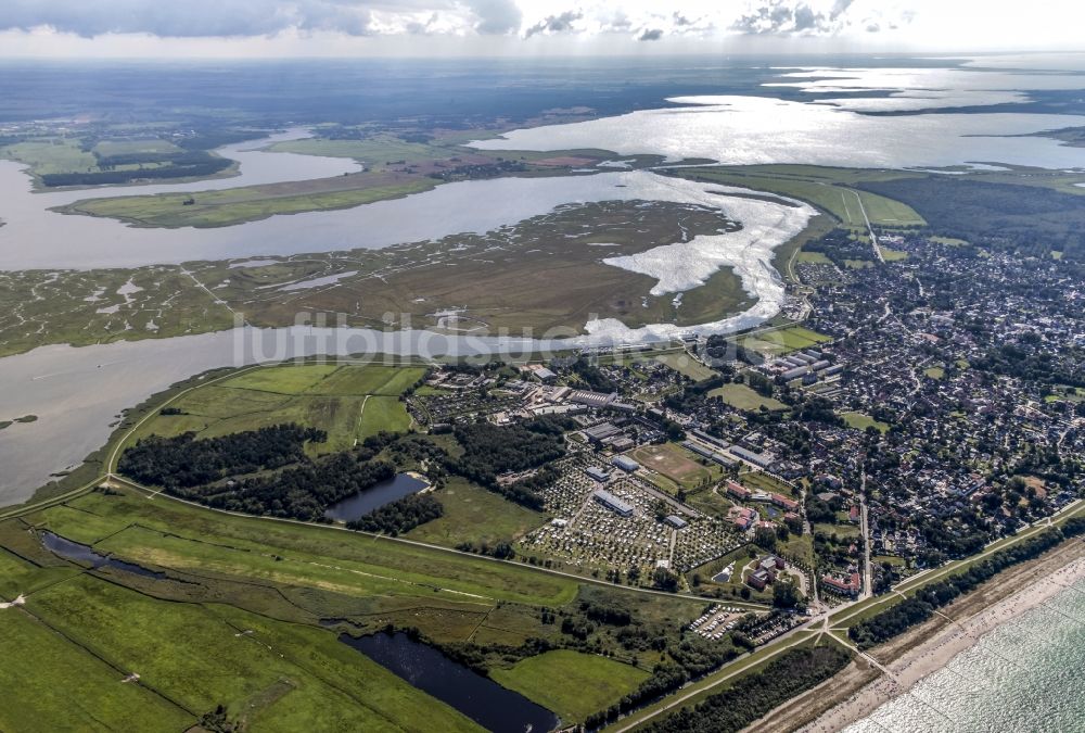 Zingst von oben - Gesamtübersicht und Stadtgebiet mit Außenbezirken und Innenstadtbereich von Zingst in Zingst im Bundesland Mecklenburg-Vorpommern