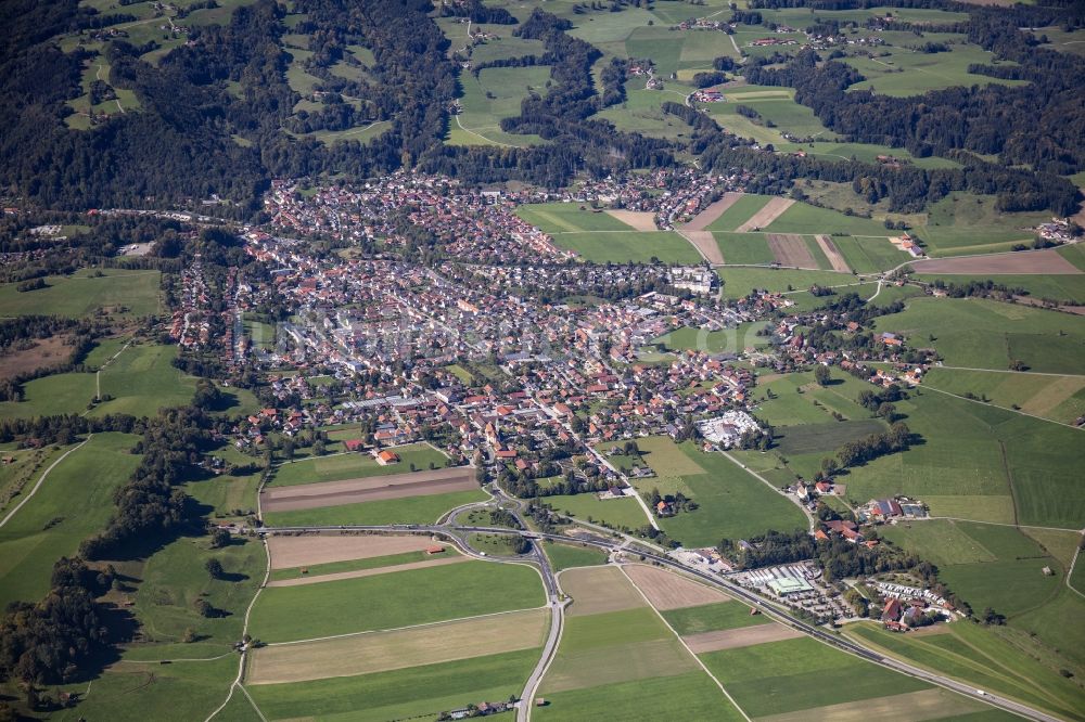 Peißenberg aus der Vogelperspektive: Gesamtübersicht und Stadtgebiet mit Außenbezirken in Markt Peißenberg im Bundesland Bayern, Deutschland