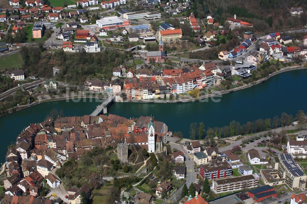 Luftbild Laufenburg - Gesamtübersicht und Stadtgebiet mit Innenstadtbereich und Altstadt mit Burganlage in Laufenburg im Kanton Aargau, Schweiz