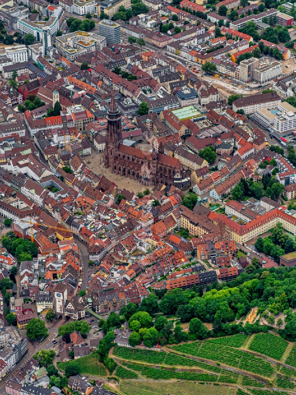 Freiburg im Breisgau von oben - Gesamtübersicht und Stadtgebiet und Innenstadtbereich in Freiburg im Breisgau im Bundesland Baden-Württemberg, Deutschland