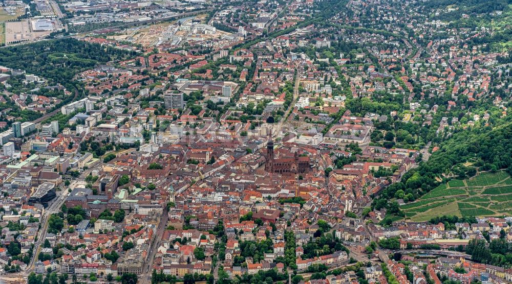 Freiburg im Breisgau aus der Vogelperspektive: Gesamtübersicht und Stadtgebiet und Innenstadtbereich in Freiburg im Breisgau im Bundesland Baden-Württemberg, Deutschland