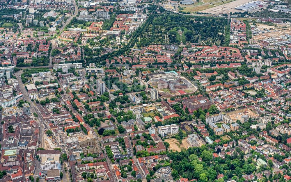 Luftbild Freiburg im Breisgau - Gesamtübersicht und Stadtgebiet und Innenstadtbereich in Freiburg im Breisgau im Bundesland Baden-Württemberg, Deutschland