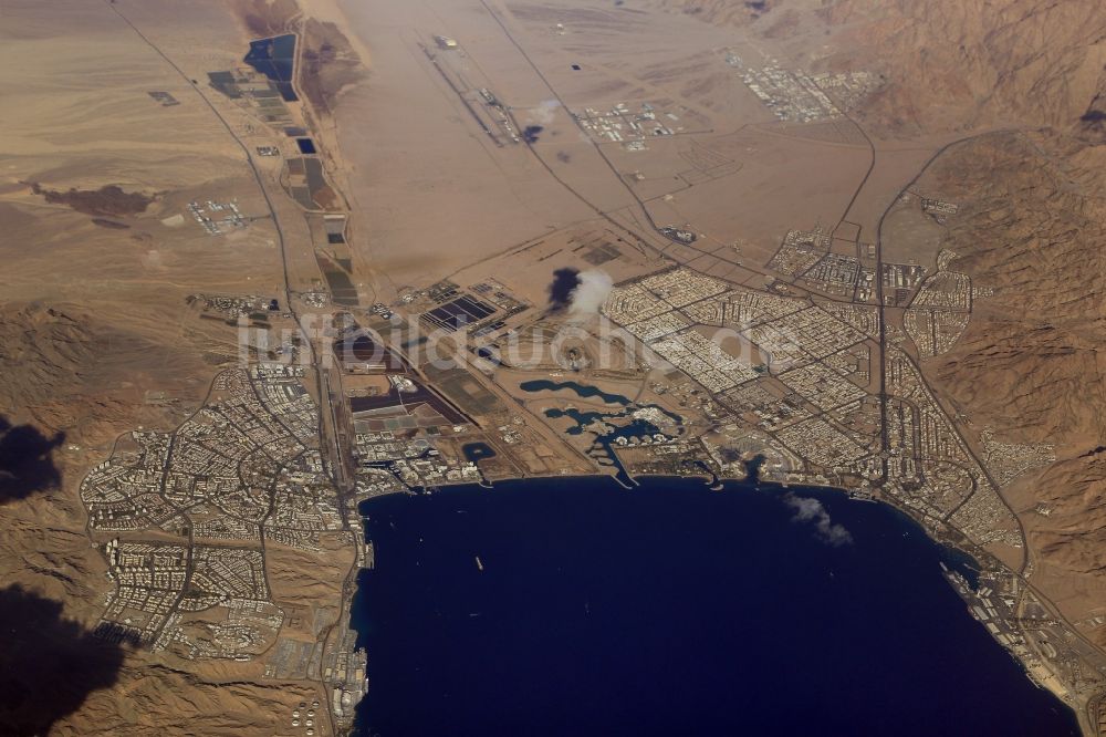 Luftbild Eilat - Gesamtübersicht und Stadtgebiete von Eilat, Israel, und Akaba, Jordanien an der Nordsitze des Golf von Akaba