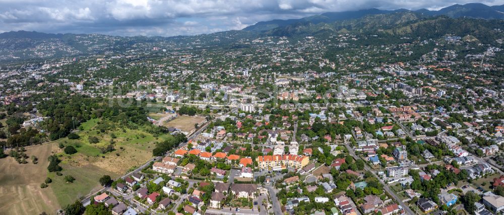 Kingston von oben - Gesamtübersicht des Stadtgebietes in Kingston in St. Andrew Parish, Jamaika