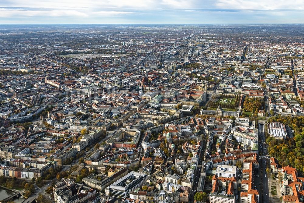 Luftbild München - Gesamter Altstadtbereich und Innenstadtzentrum mit Blick nach Westen in München im Bundesland Bayern, Deutschland