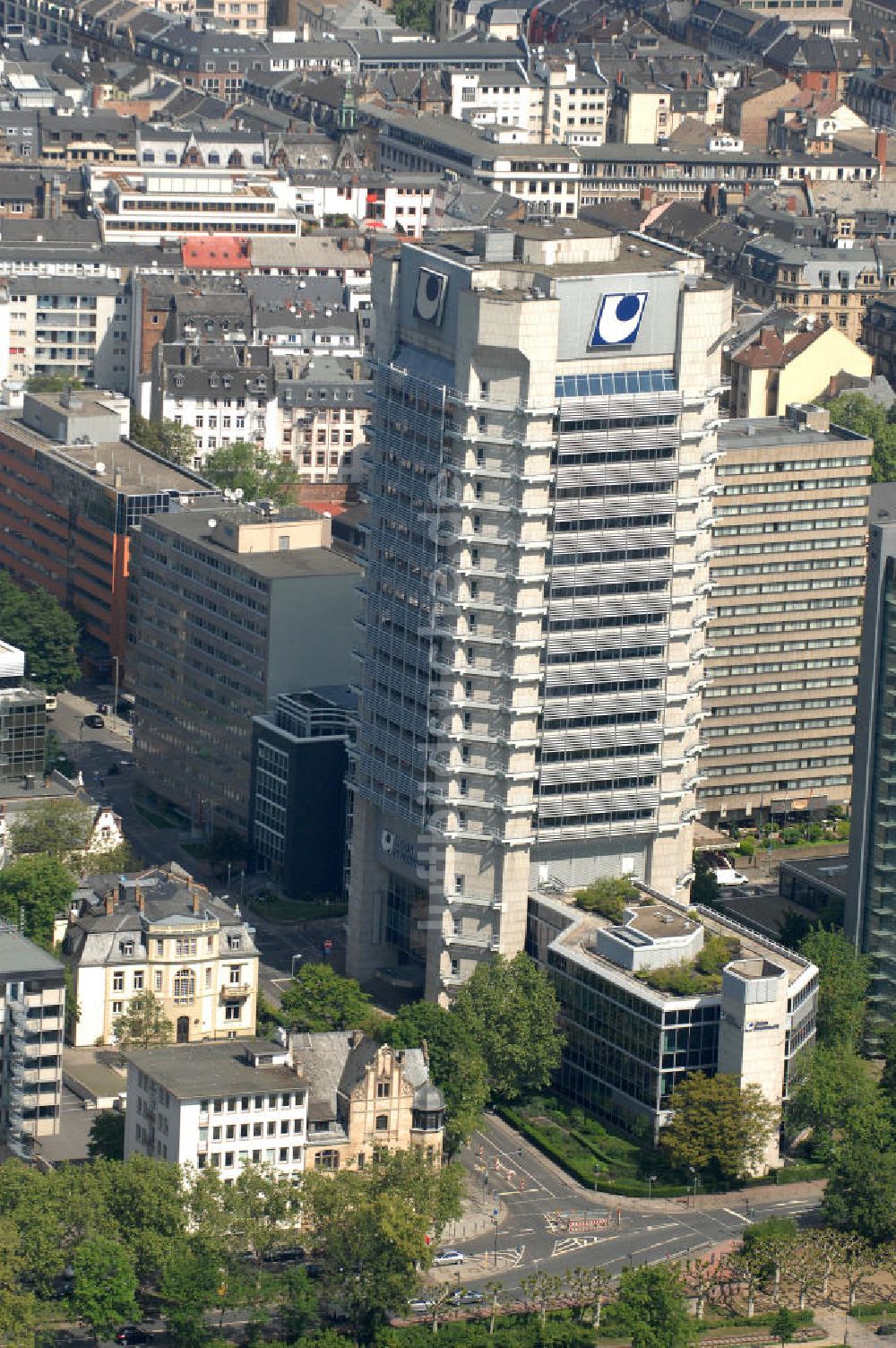 Frankfurt am Main von oben - Geschäfts- Hochhaus der Union Investment in Frankfurter / Main