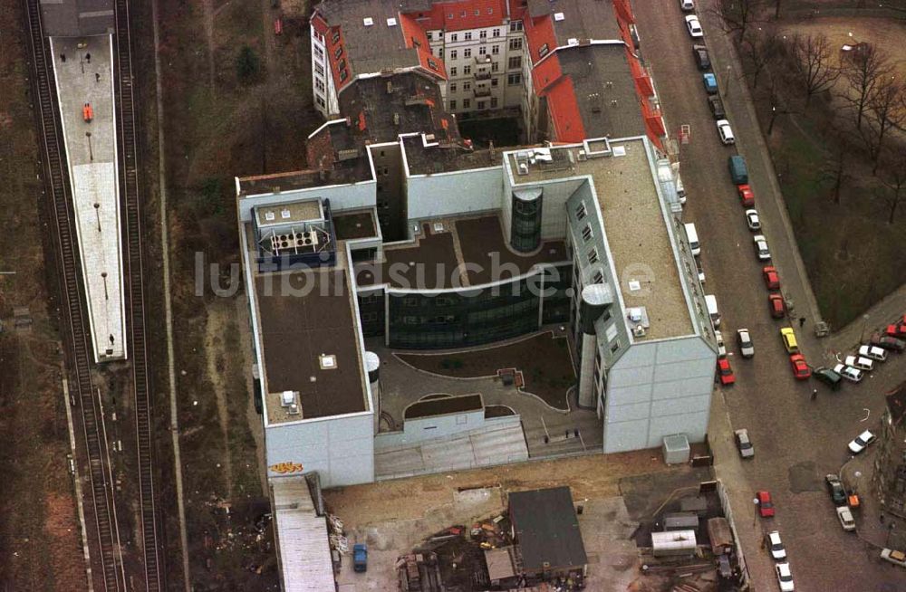 Berlin aus der Vogelperspektive: Geschäftshaus in der Pettenkofer Straße im Friedrichshain (ehem. Unglückshaus Bombenexoplosion bei Bauarbeiten)