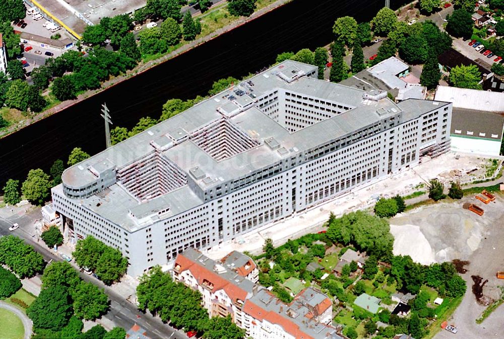 Berlin aus der Vogelperspektive: 30.06.1995 Geschäftshaus am Tegeler Hafen