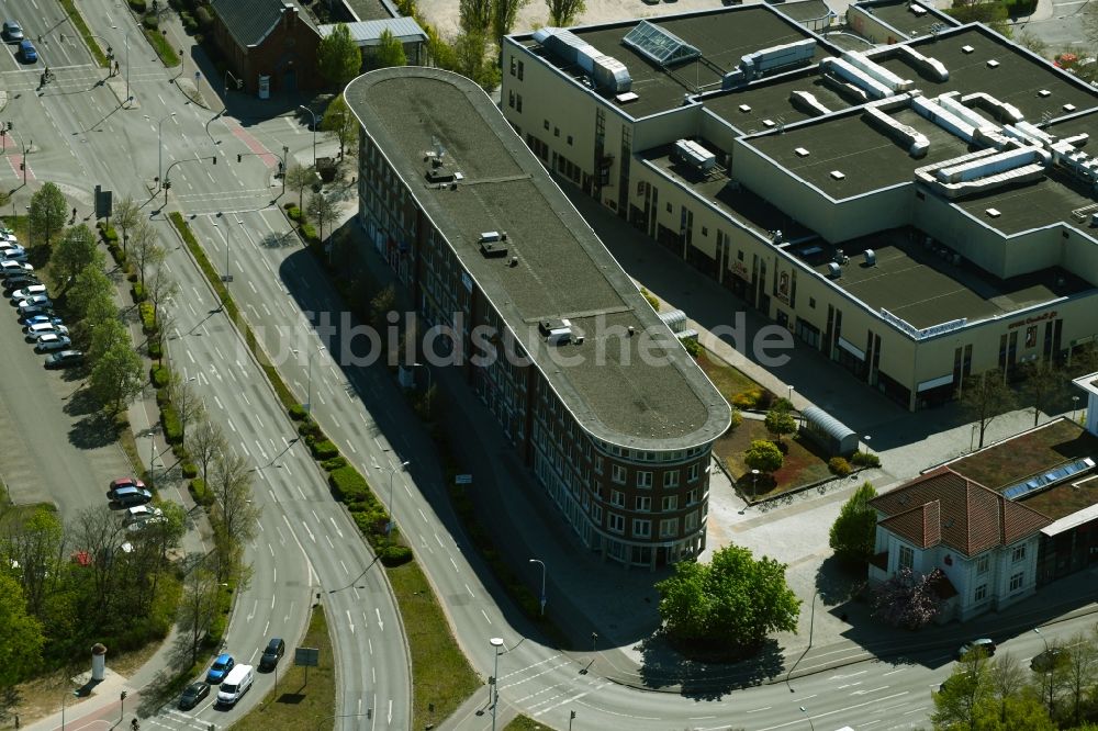 Neubrandenburg von oben - Geschäftshaus Zigarre an der Woldegker Straße in Neubrandenburg im Bundesland Mecklenburg-Vorpommern, Deutschland