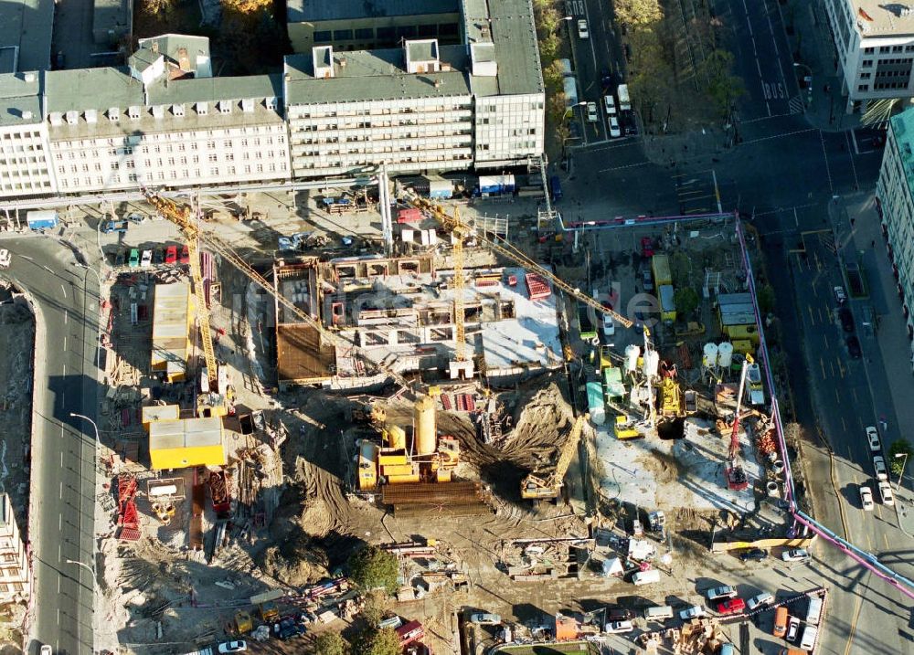 Berlin von oben - Geschäftshausbau am Pariser Platz / Brandenburger Tor in Berlin-Mitte.