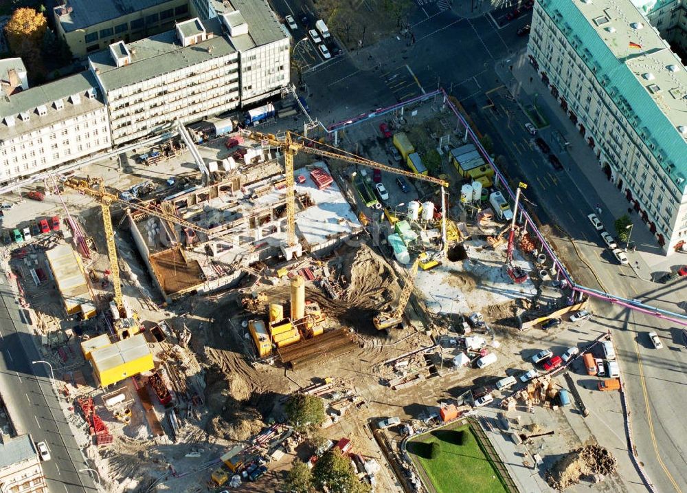 Berlin aus der Vogelperspektive: Geschäftshausbau am Pariser Platz / Brandenburger Tor in Berlin-Mitte.