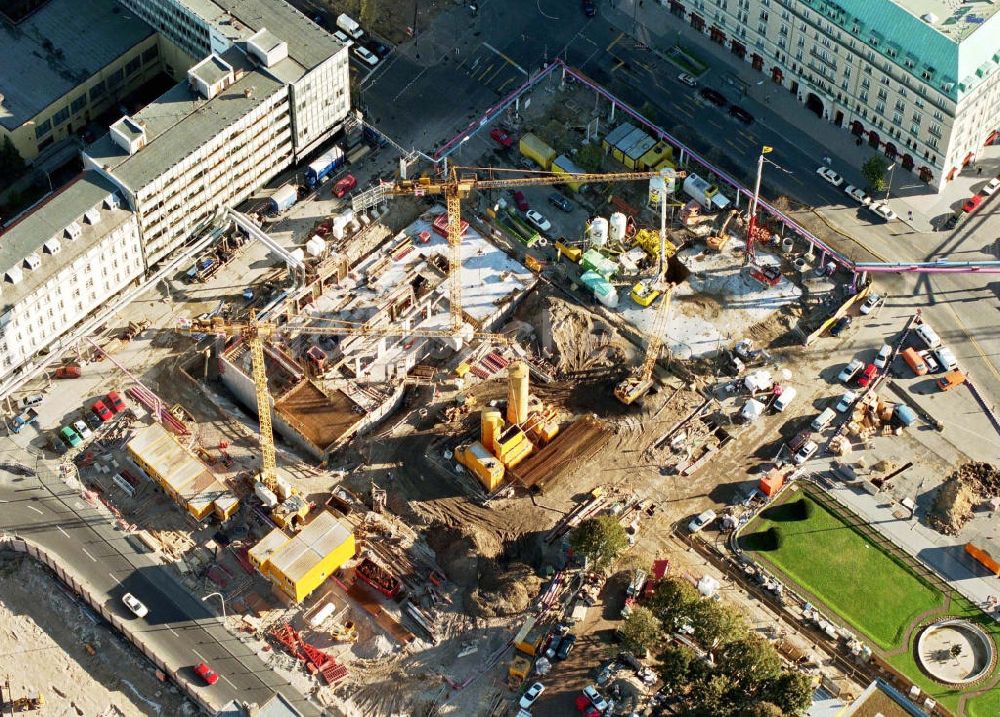 Luftbild Berlin - Geschäftshausbau am Pariser Platz / Brandenburger Tor in Berlin-Mitte.