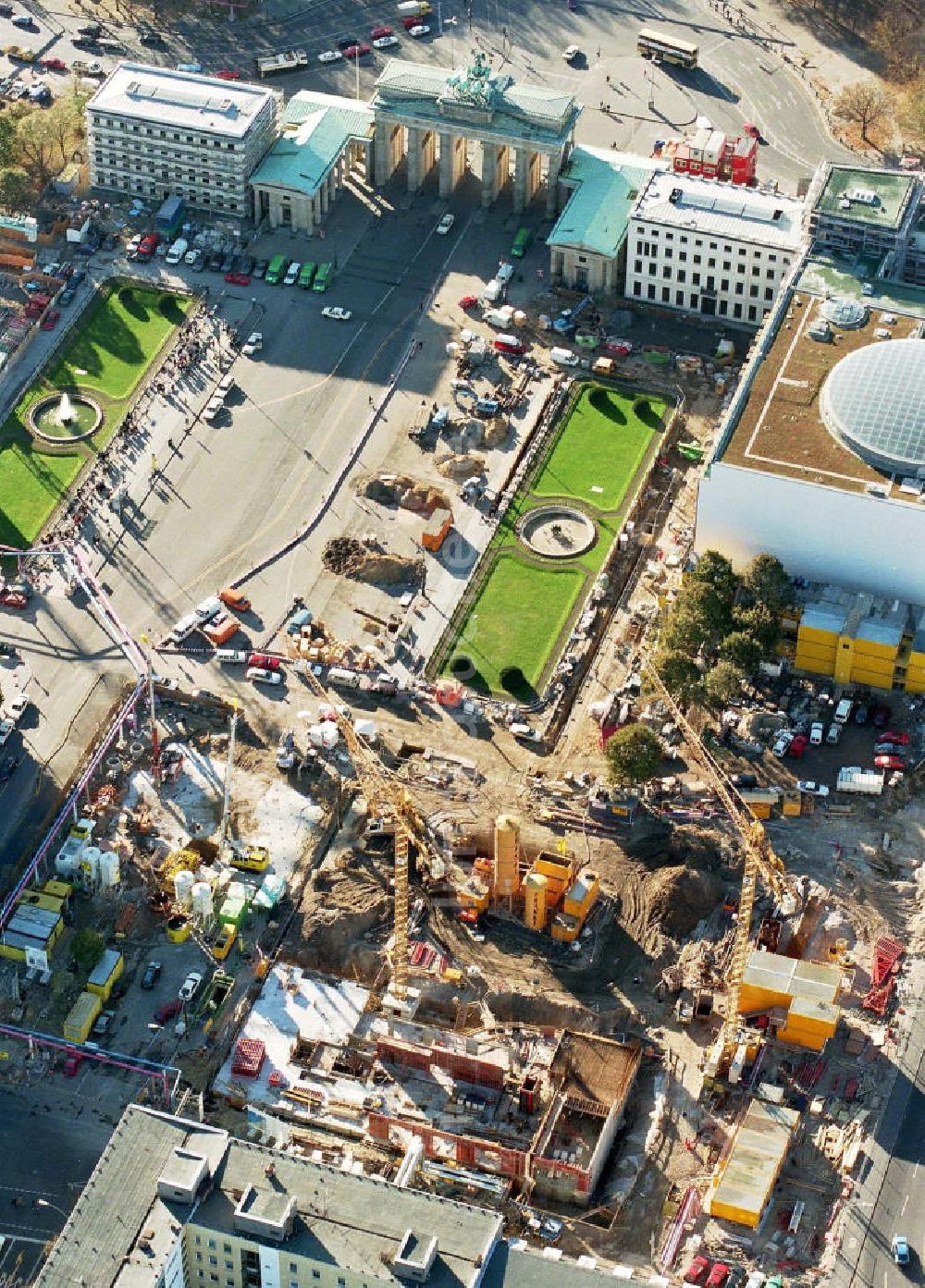 Luftaufnahme Berlin - Geschäftshausbau am Pariser Platz / Brandenburger Tor in Berlin-Mitte.